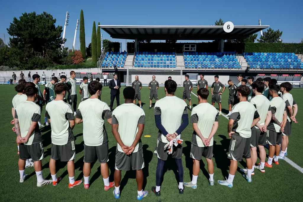 La plantilla del Real Madrid C, reunida durante un entrenamiento.