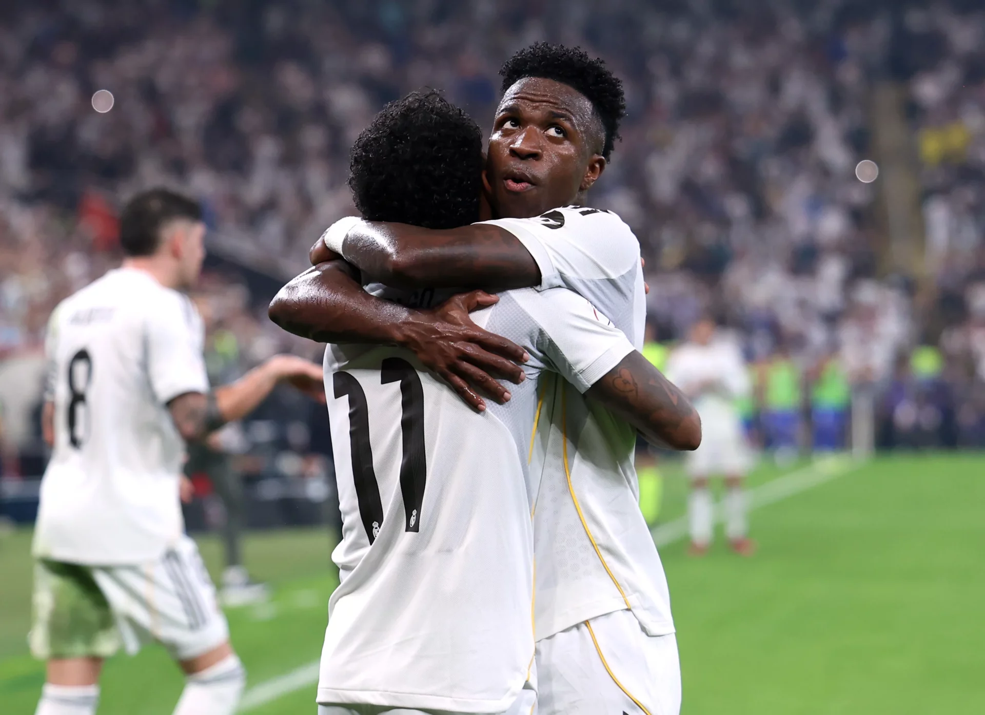 Jugadores del Real Madrid se abrazan durante el derbi ante el Atlético en la Supercopa de España