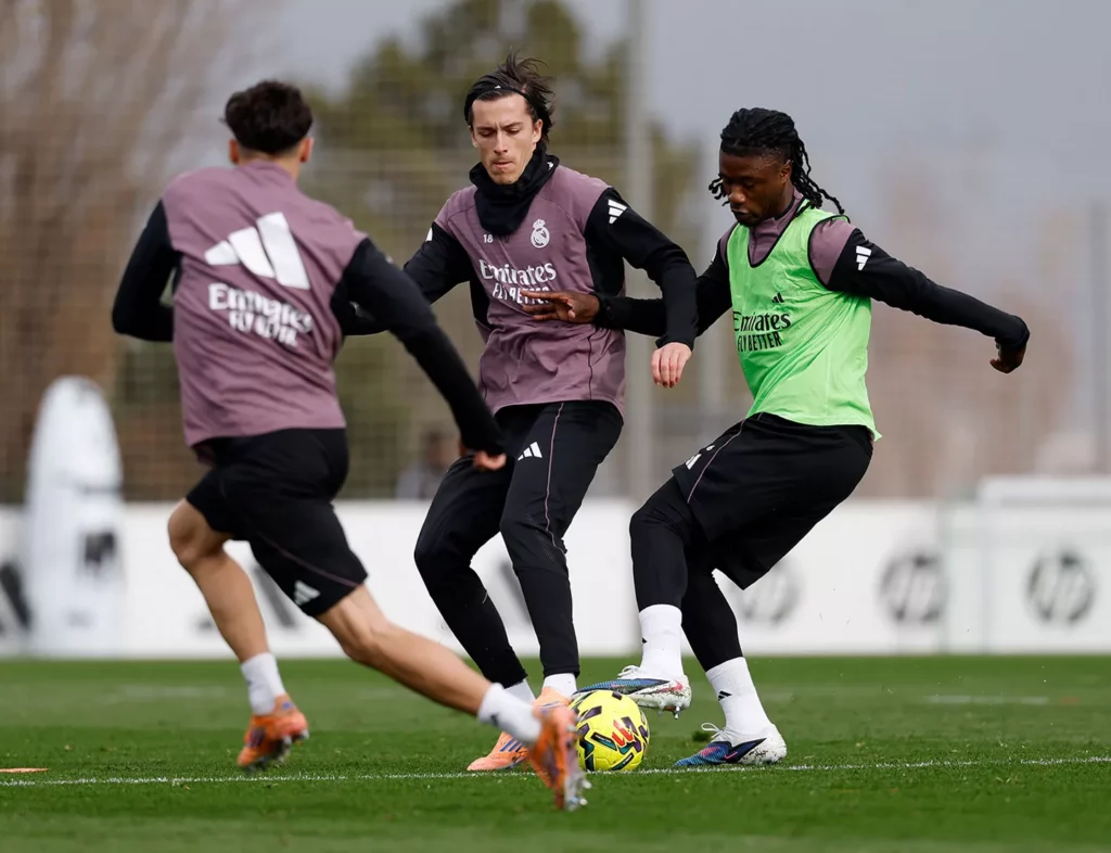 Álvaro Carreras, durante el entrenamiento previo al partido entre Real Madrid y Betis, regresa a la alineación.