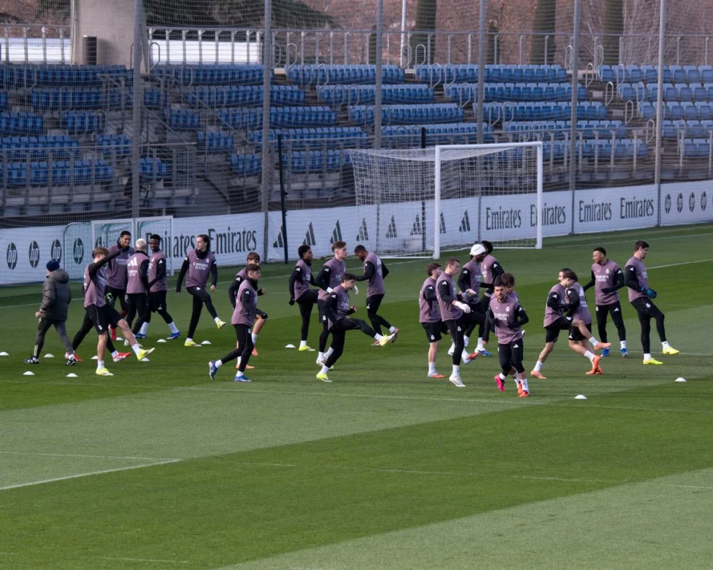 Los jugadores del Real Madrid se ejercitan antes de visitar al Villarreal en La Cerámica.
