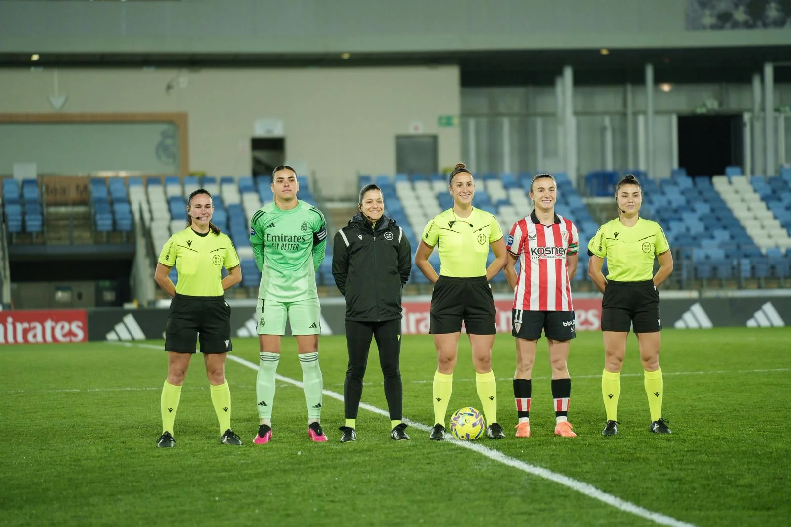 Las capitanas de Real Madrid y Athletic posan antes del partido de Liga F en el Estadio Alfredo Di Stéfano.