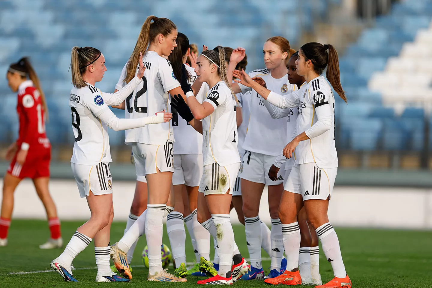 Jugadoras del Real Madrid Femenino celebran un gol en el Estadio Alfredo Di Stéfano