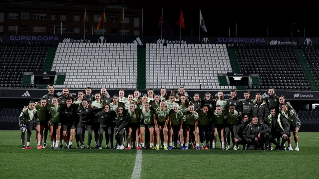 La plantilla del Real Madrid Femenino posa tras el entrenamiento previo en el estadio de la final.