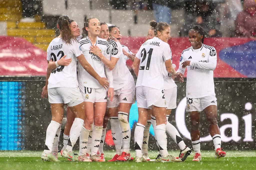 Las jugadoras del Real Madrid Femenino celebran su única victoria contra el Barcelona hasta la fecha.