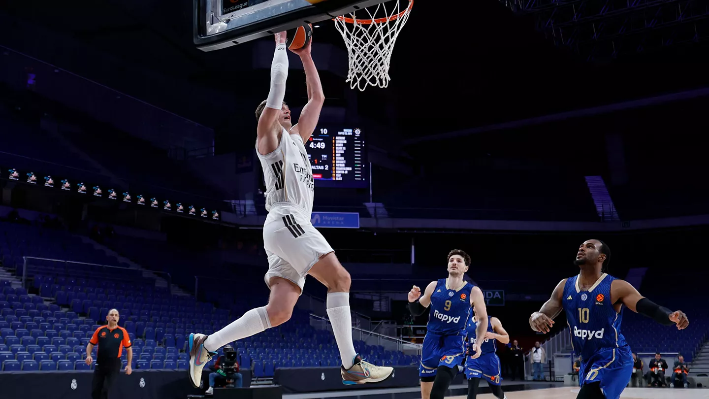 Hezonja machaca el aro durante el triunfo del Real Madrid ante Maccabi en un Movistar Arena sin público.