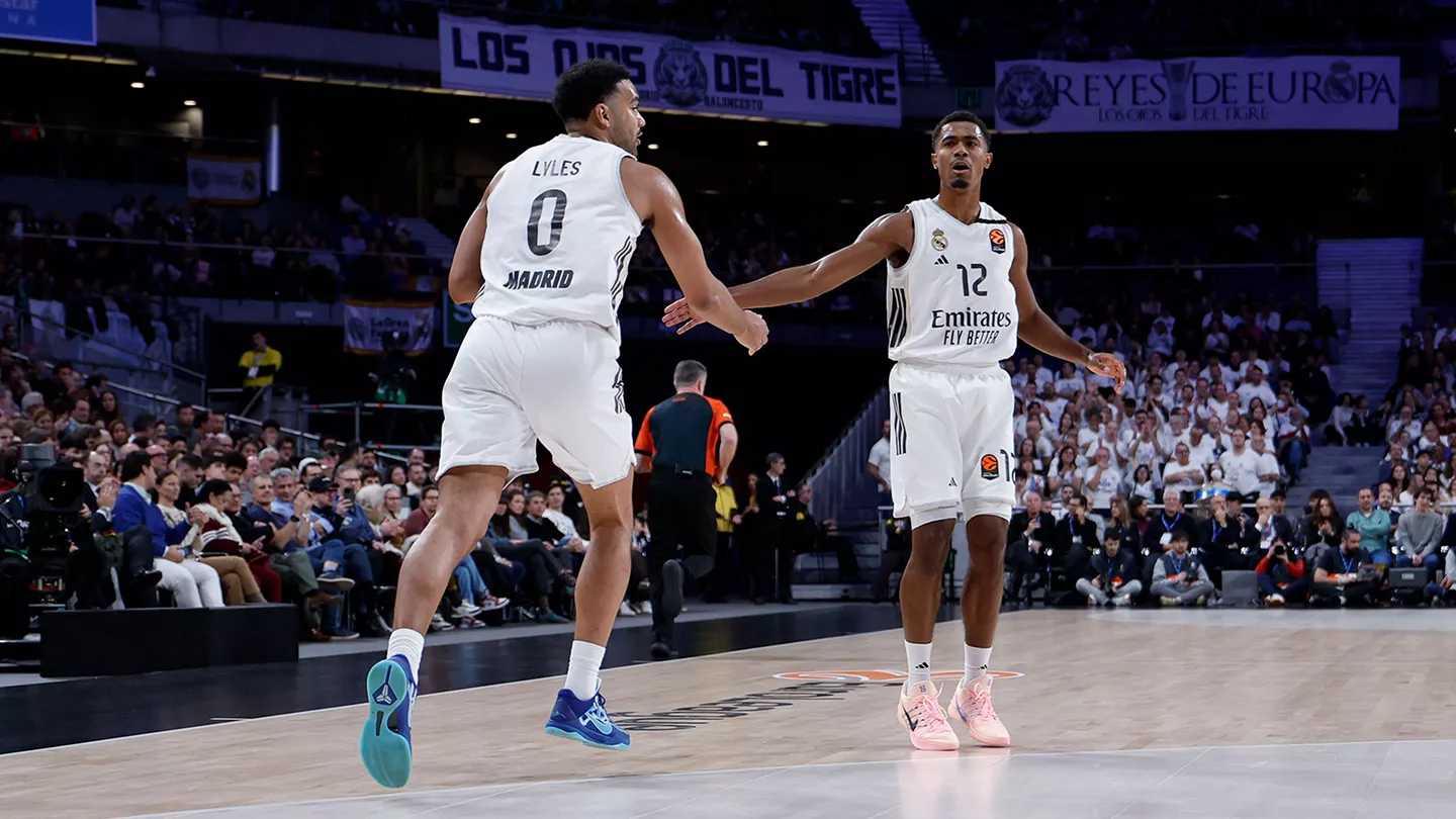 Lyles y Maledon se saludan durante la victoria del Real Madrid contra el Olimpia Milano