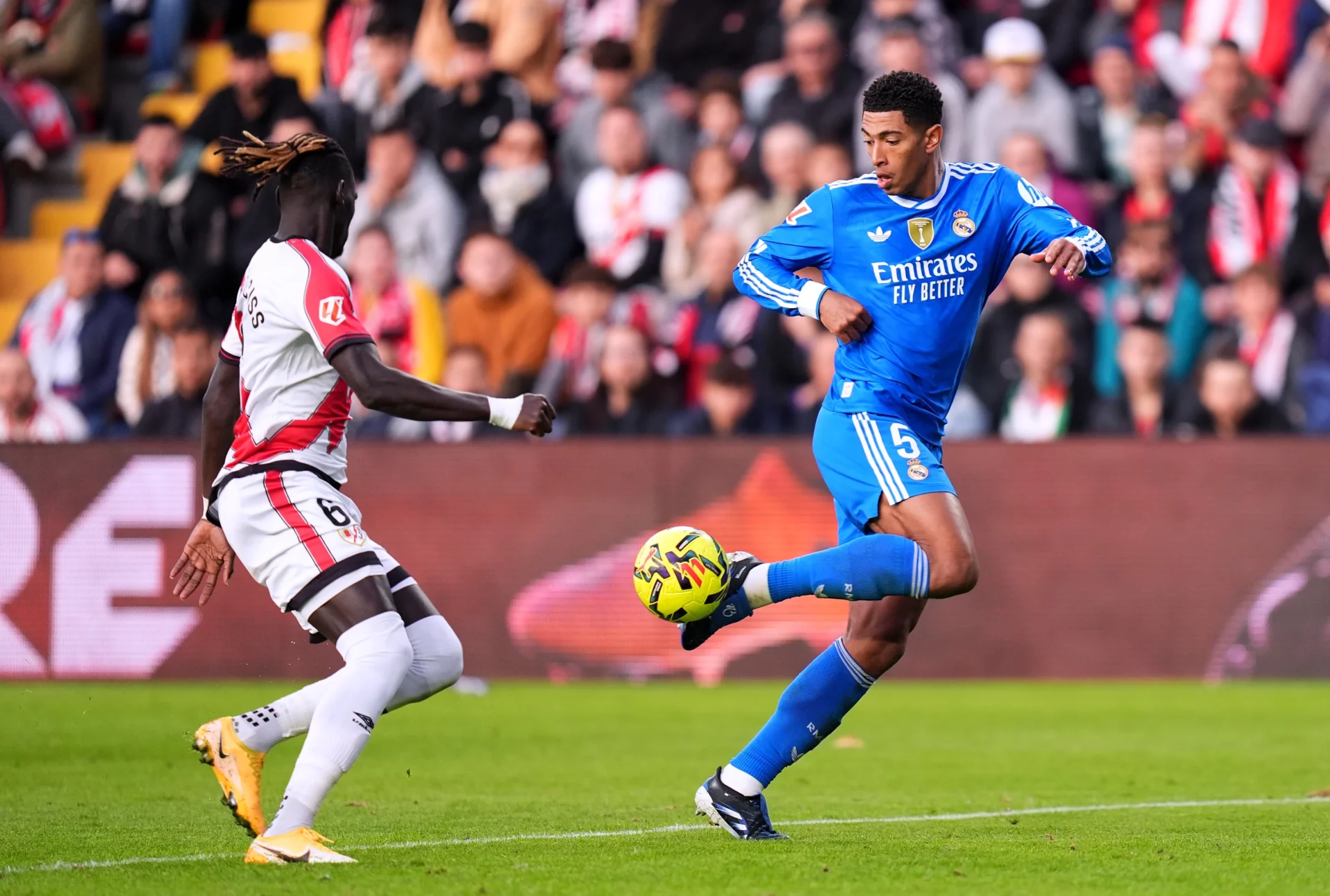 Dónde ver el Real Madrid – Rayo Vallecano de LaLiga: horario, TV y streaming Jude Bellingham, durante el último enfrentamiento entre Real Madrid y Rayo Vallecano.