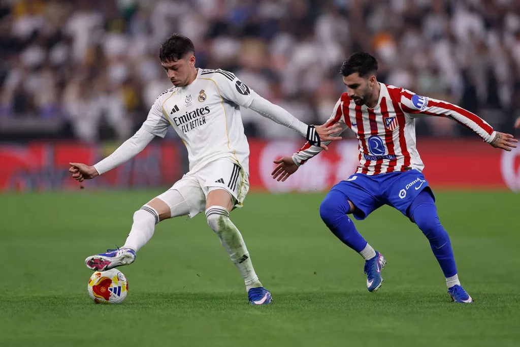 Fede Valverde y Baena, durante la semifinal de Supercopa entre Real Madrid y Atlético.