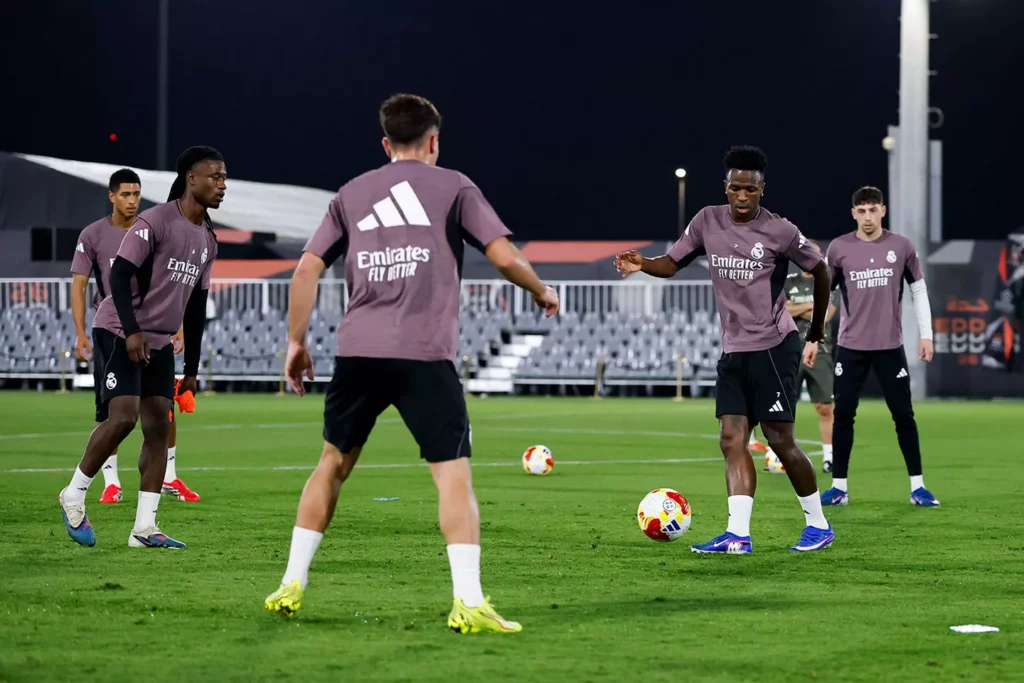 Vinicius, en el rondo durante el último entrenamiento del Real Madrid antes de la final de la Supercopa.