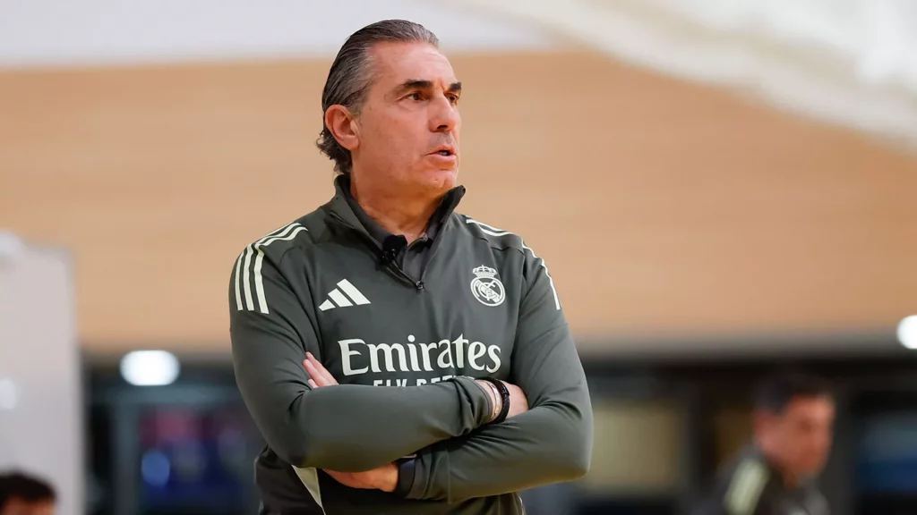 Scariolo, durante el entrenamiento previo a la rueda de prensa contra Paris Basketball.