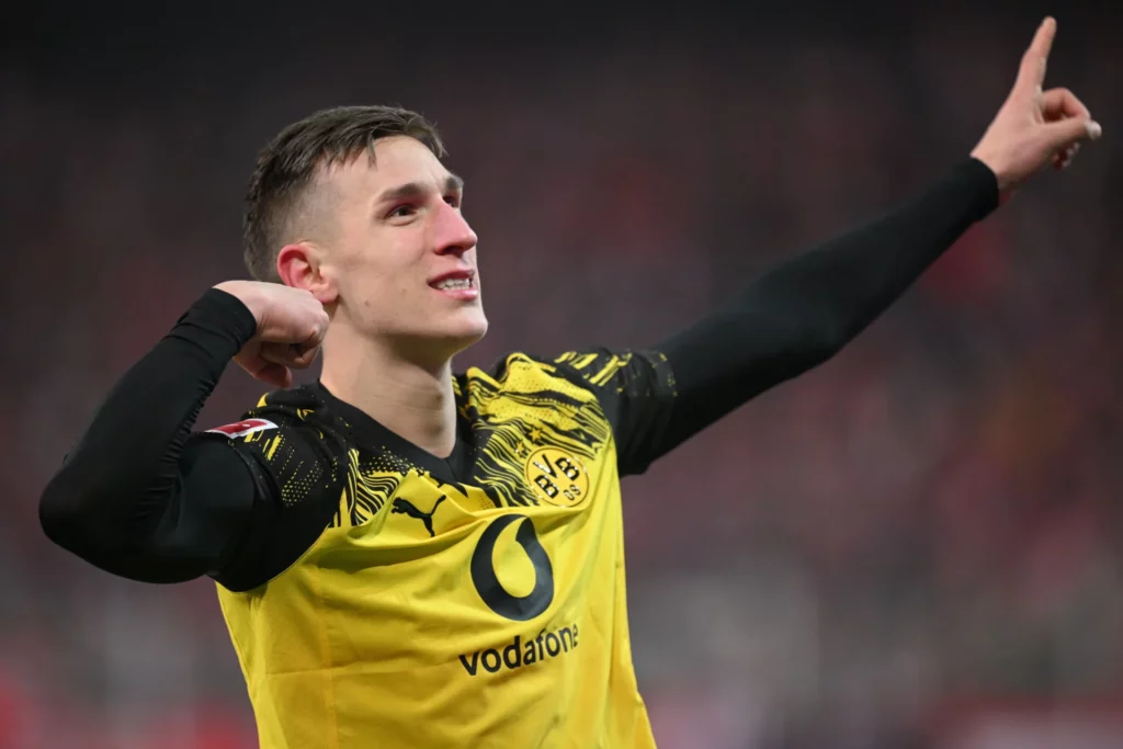 Nico Schlotterbeck celebra un gol con el Borussia Dortmund.