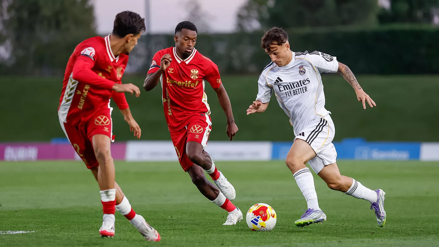 Jugadores de Tenerife y Real Madrid Castilla, durante el partido de la primera vuelta.