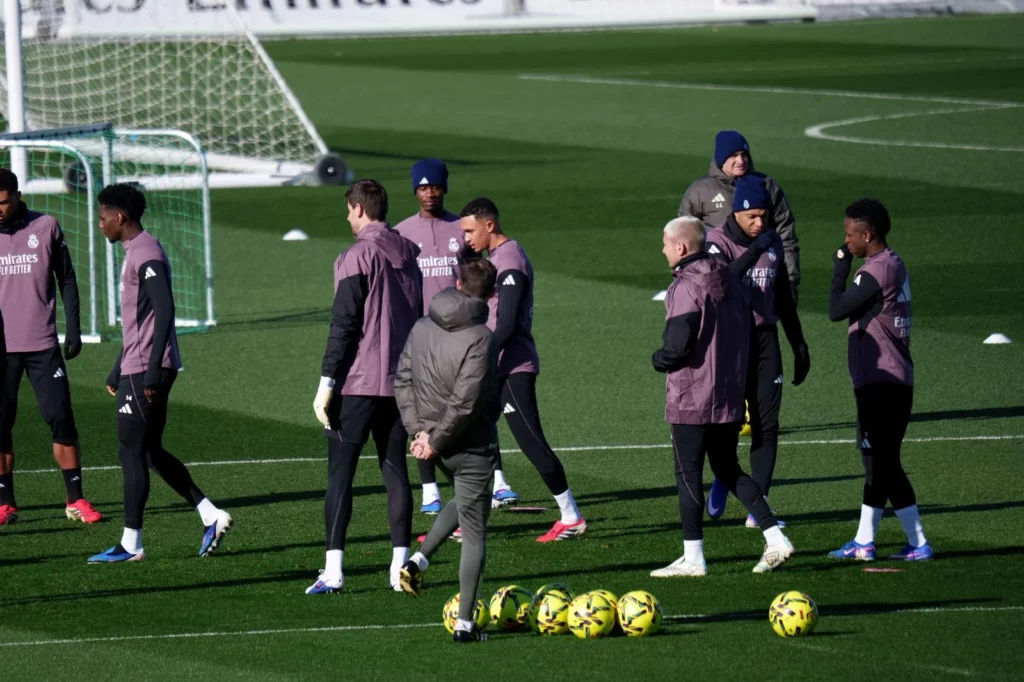 Trent, junto al resto de sus compañeros, en el entrenamiento previo al Real Madrid - Rayo Vallecano.