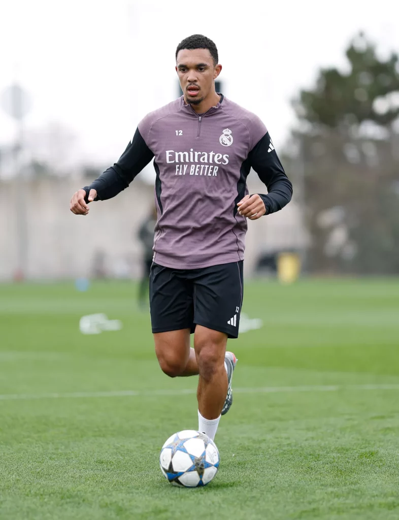 Trent Alexander-Arnold se entrena en solitario durante la primera sesión del Real Madrid.