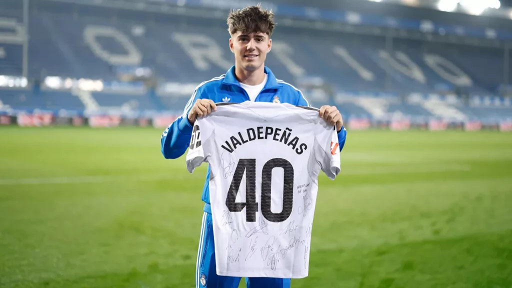 El canterano Valdepeñas posa con la camiseta de su debut con el Real Madrid.