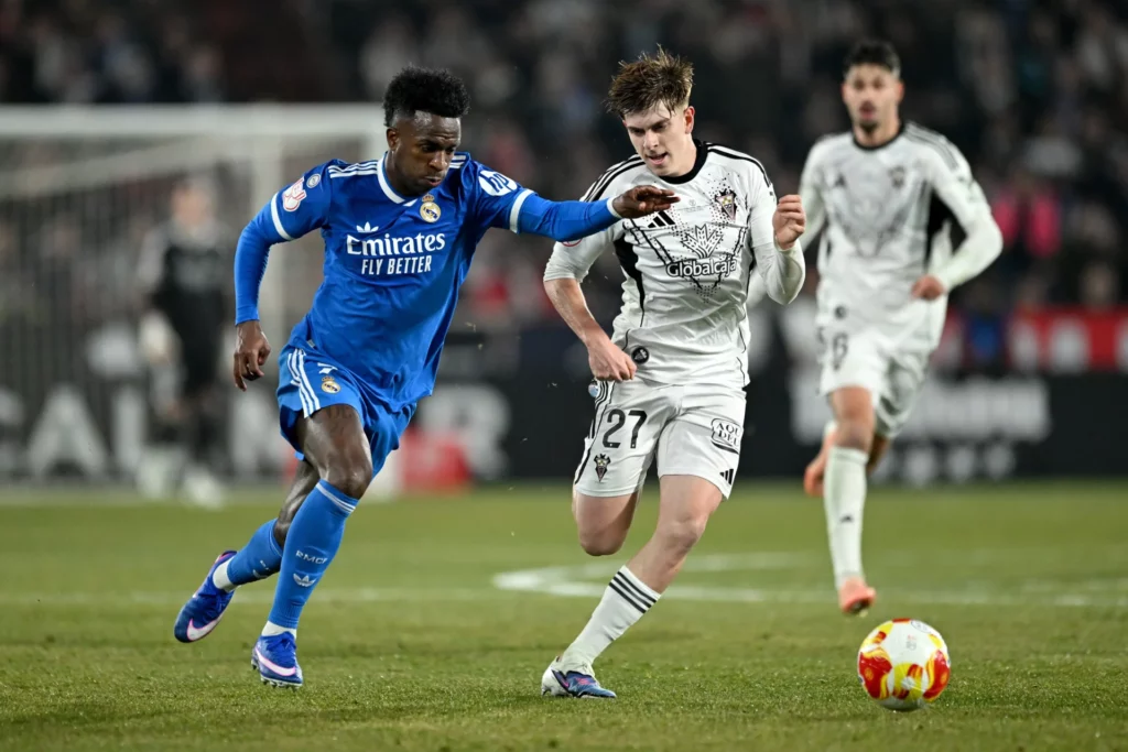 Vinicius y Bernabéu corren a por la pelota durante el partido entre Albacete y Real Madrid.