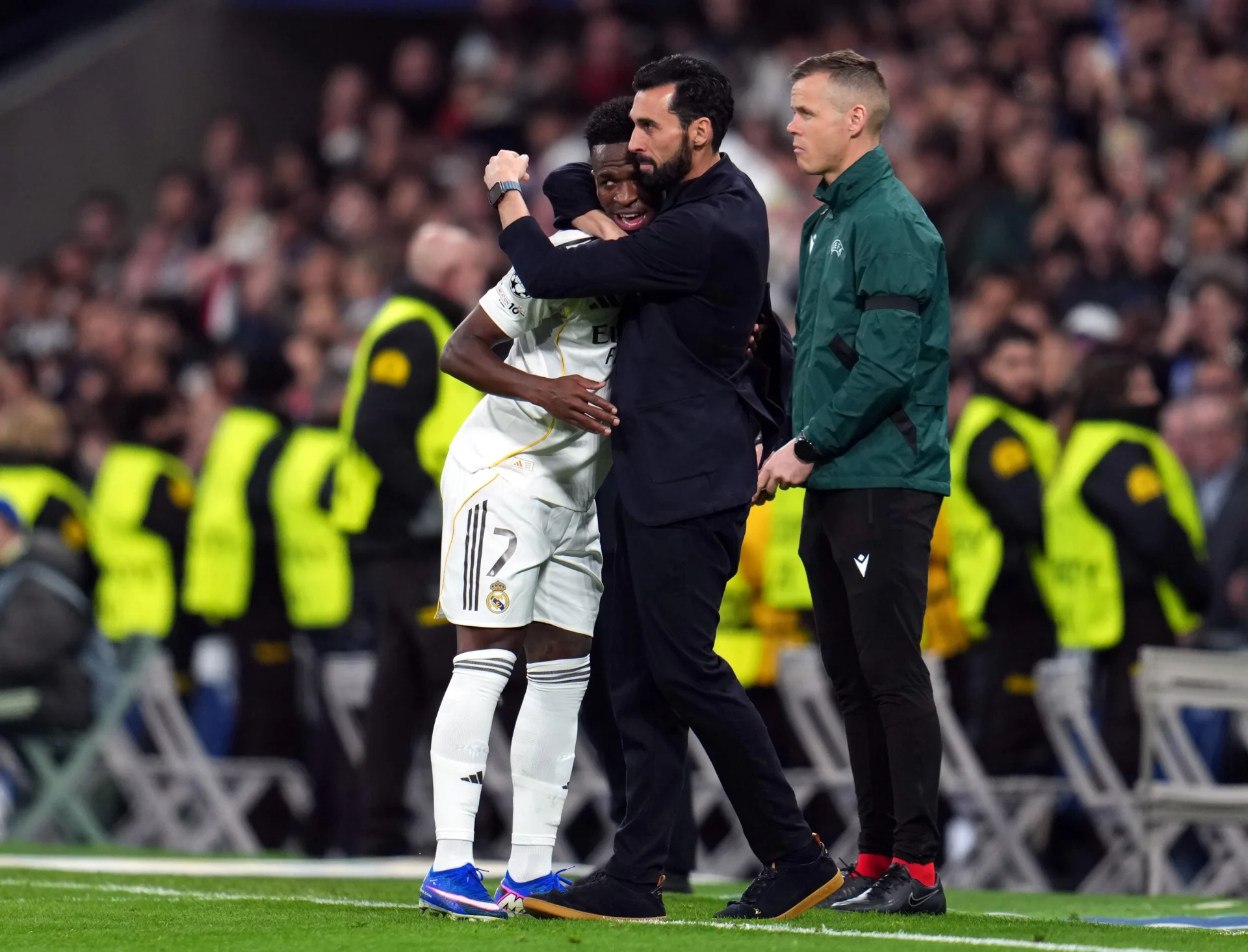 Vinicius y Arbeloa se abrazan durante el Real Madrid 6-1 Mónaco.