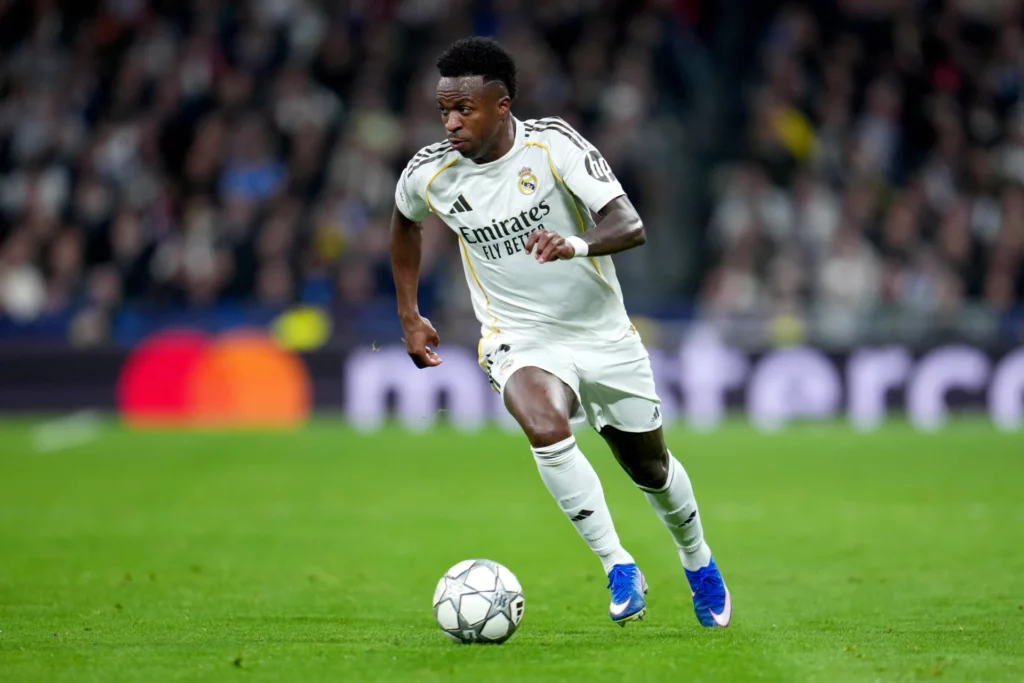 Vinicius se prepara para dar una asistencia con el Real Madrid en la Champions League.