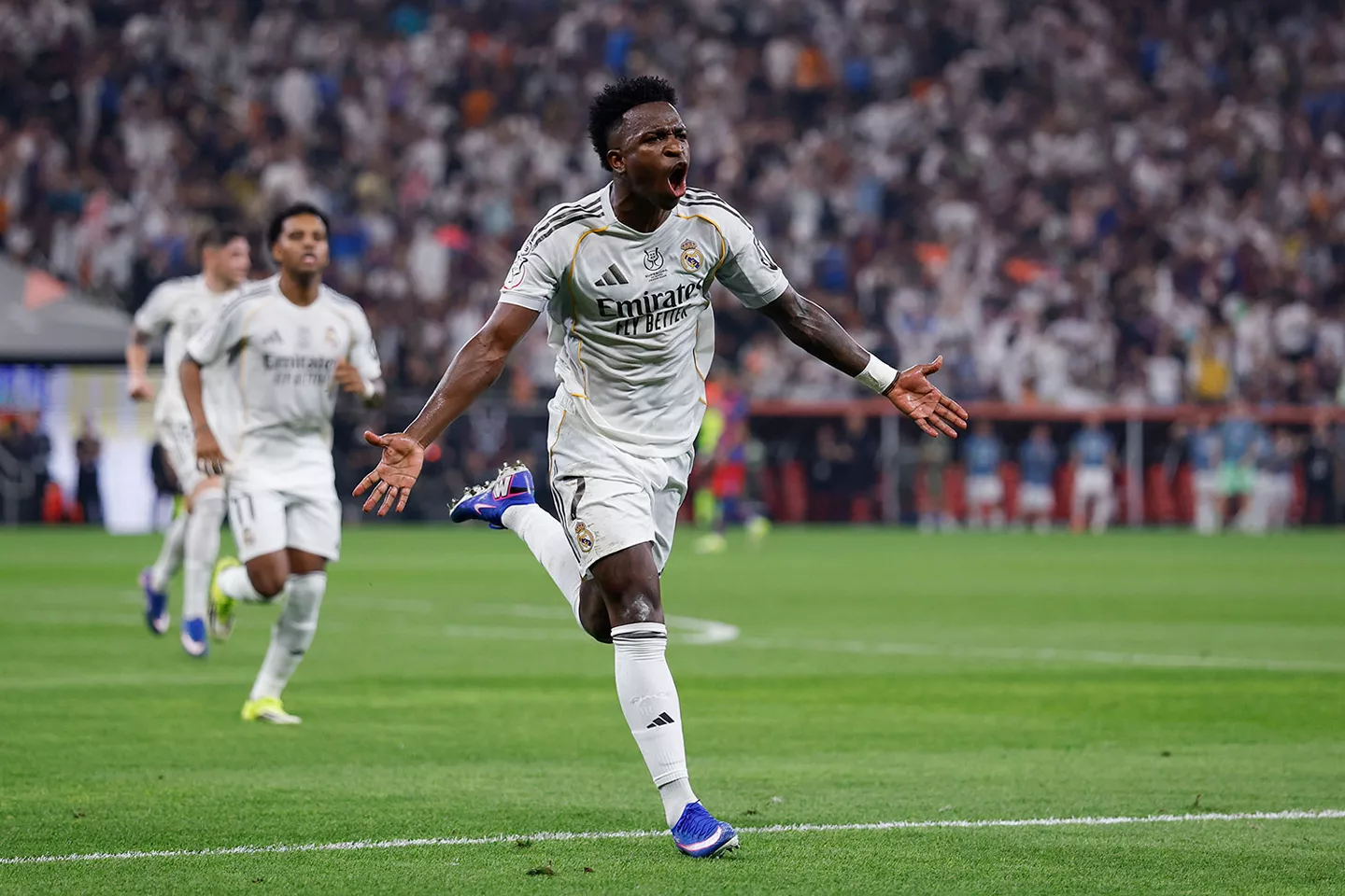 Vinicius resurge en su reino para alcanzar otro récord del Real Madrid Vinicius celebra un gol durante una final con el Real Madrid.