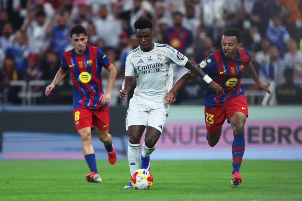 Vinicius regatea a la defensa del Barcelona en su gol en la final de la Supercopa de España.