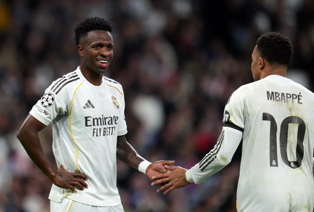 Vinicius y Mbappé chocan las manos durante la goleada del Real Madrid al Mónaco.