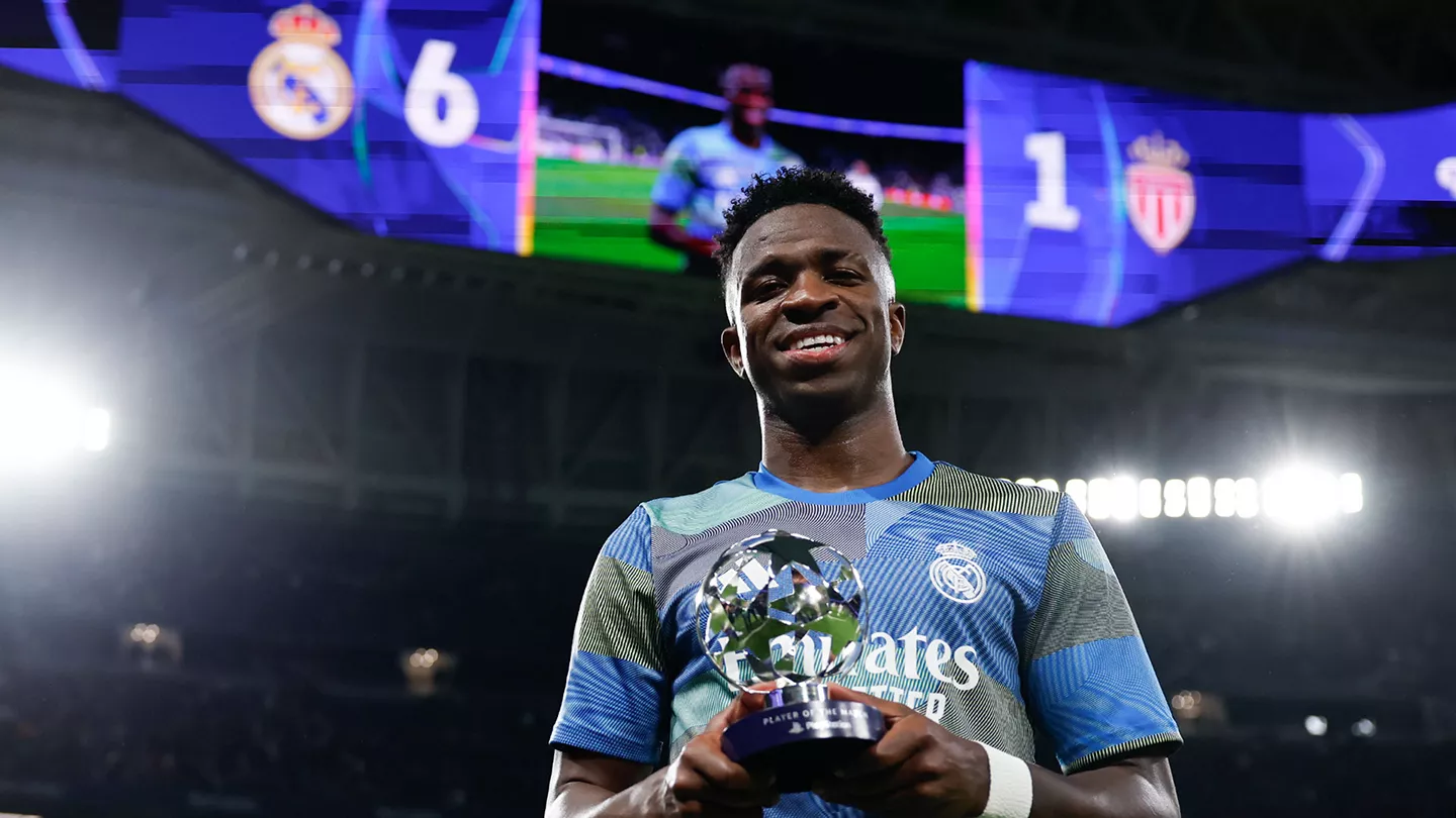 Vinicius ya es historia viva del Real Madrid en la Champions Vinicius posa con el trofeo de MVP tras un partido de la Champions League.