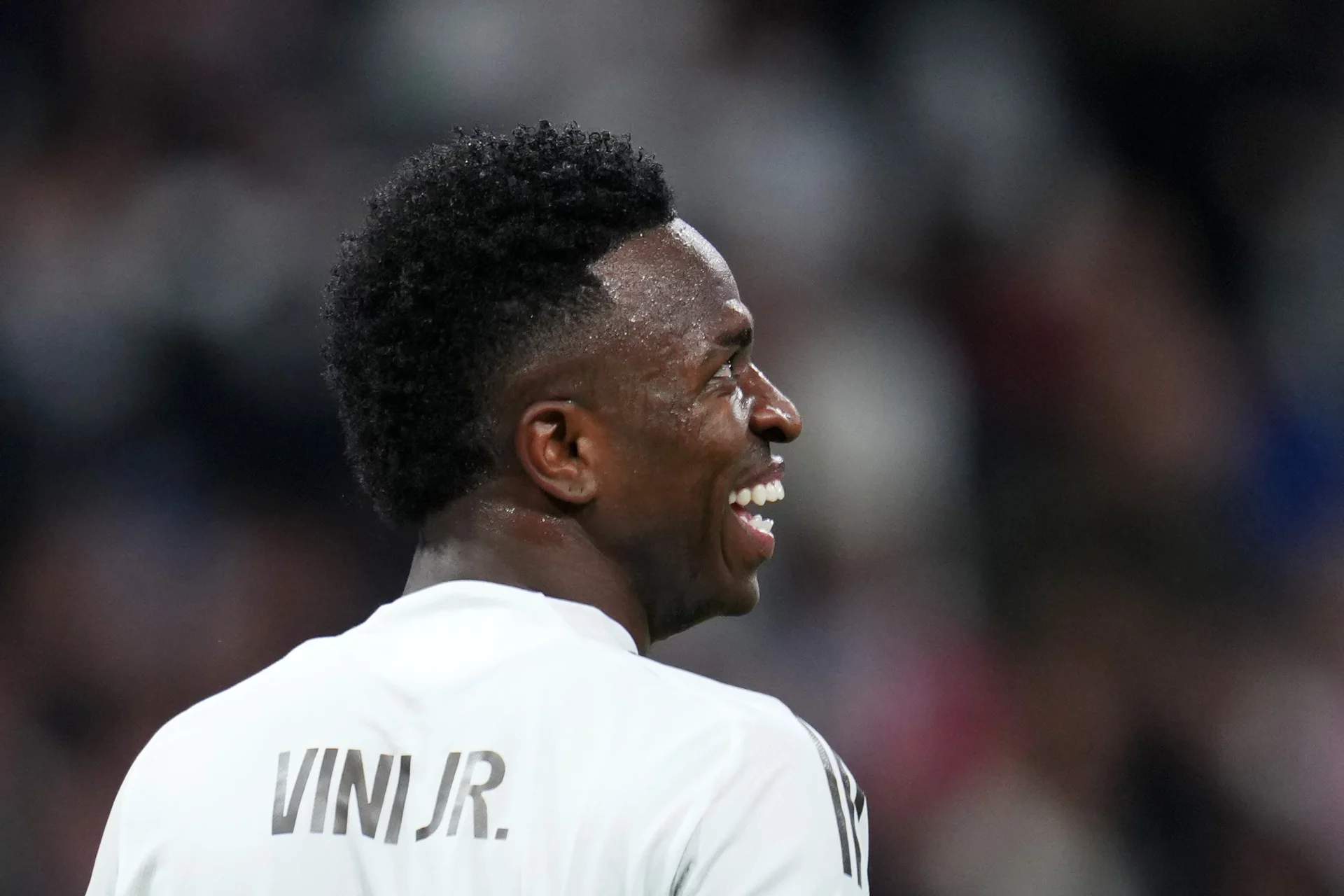 Vinicius sonríe durante la victoria del Real Madrid contra el Mónaco