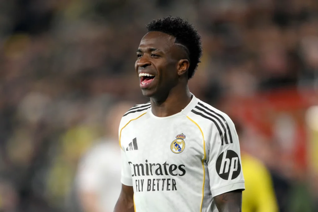 Vinicius sonríe durante el partido entre Villarreal y Real Madrid en el Estadio de La Cerámica.
