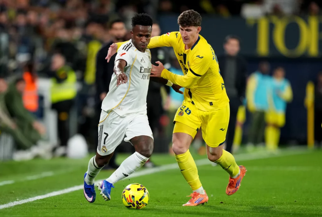 Vinicius y Pau Navarro luchan por la pelota durante el partido entre Villarreal y Real Madrid en el Estadio de La Cerámica