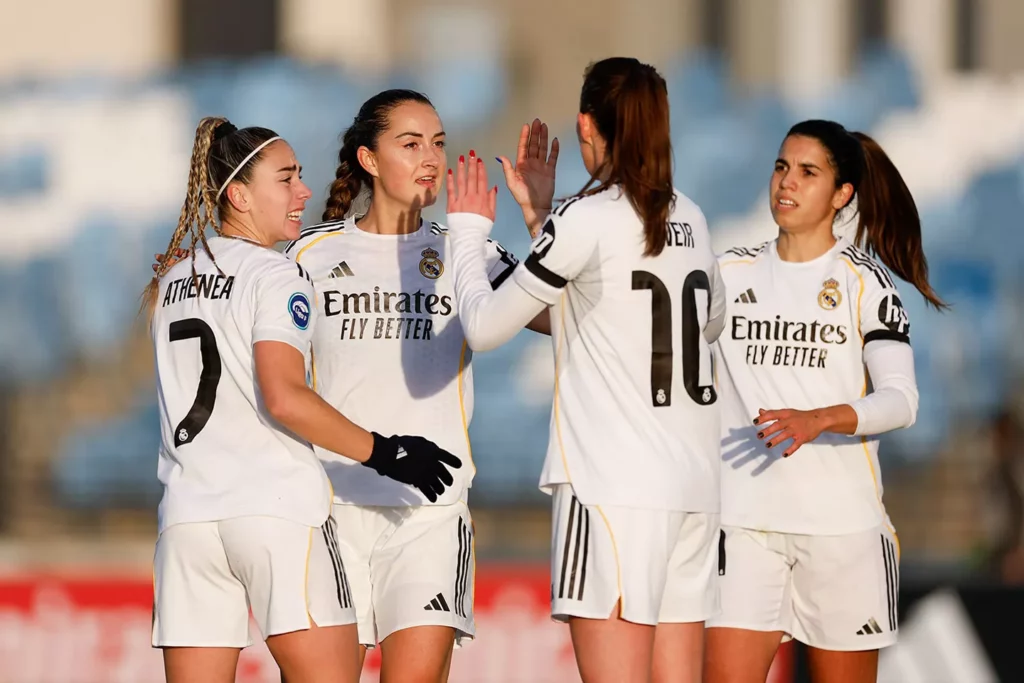 Caroline Weir celebra con sus compañeras después de marcar un gol en el Alfredo Di Stéfano.