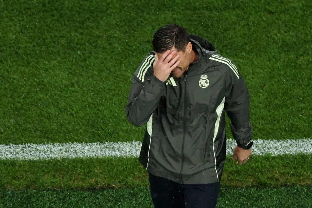 Xabi Alonso se lamenta durante un partido del Real Madrid en el Mundial de Clubes.