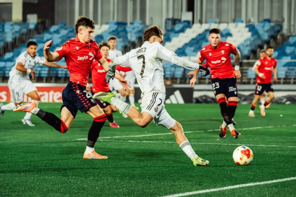 Daniel Yáñez centra al área durante el partido entre Castilla y Osasuna Promesas.