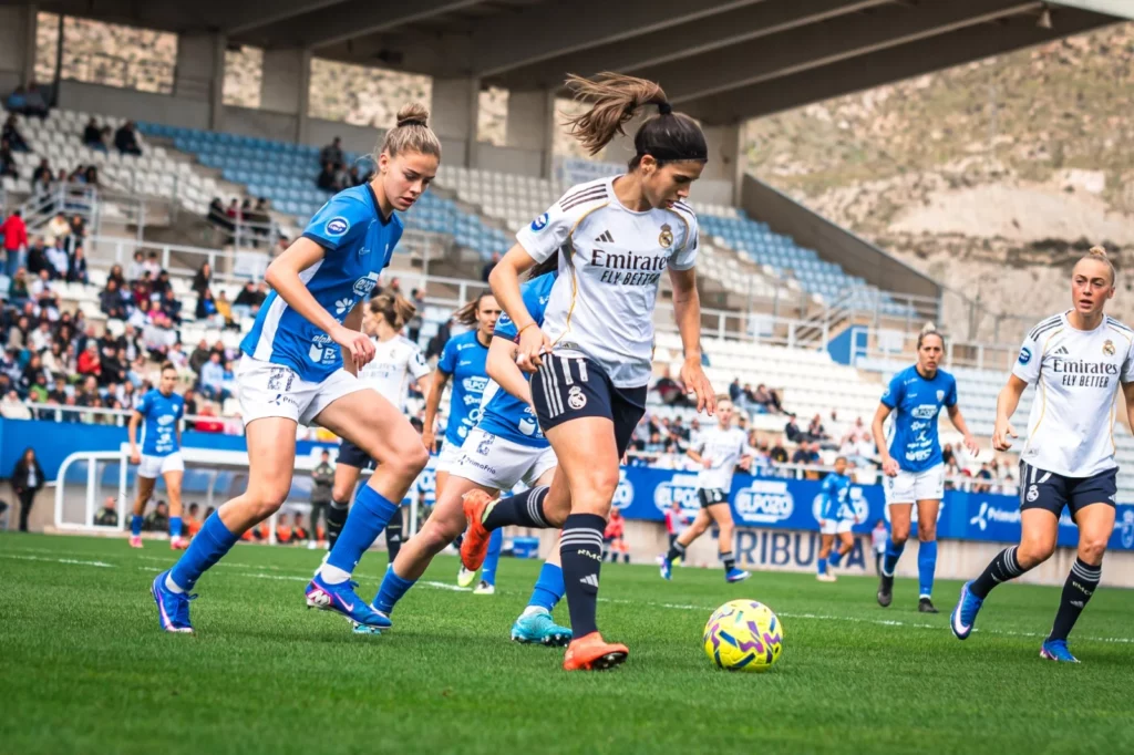 Alba Redondo controla el balón durante el partido entre Alhama CF y Real Madrid Femenino.