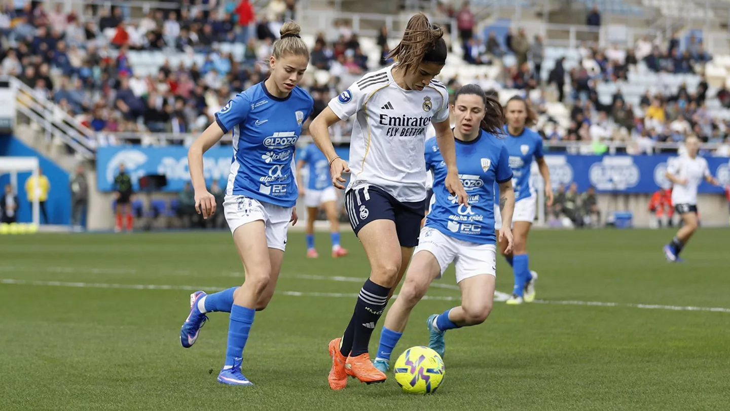 Alhama CF 0-3 Real Madrid Femenino: Trámite cumplido en Lorca Alba Redondo controla el balón durante la victoria por 0-3 del Real Madrid Femenino ante el Alhama.