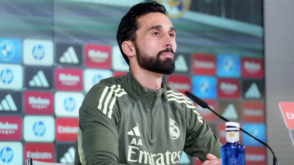 Álvaro Arbeloa escucha con rostro serio una pregunta durante una rueda de prensa.
