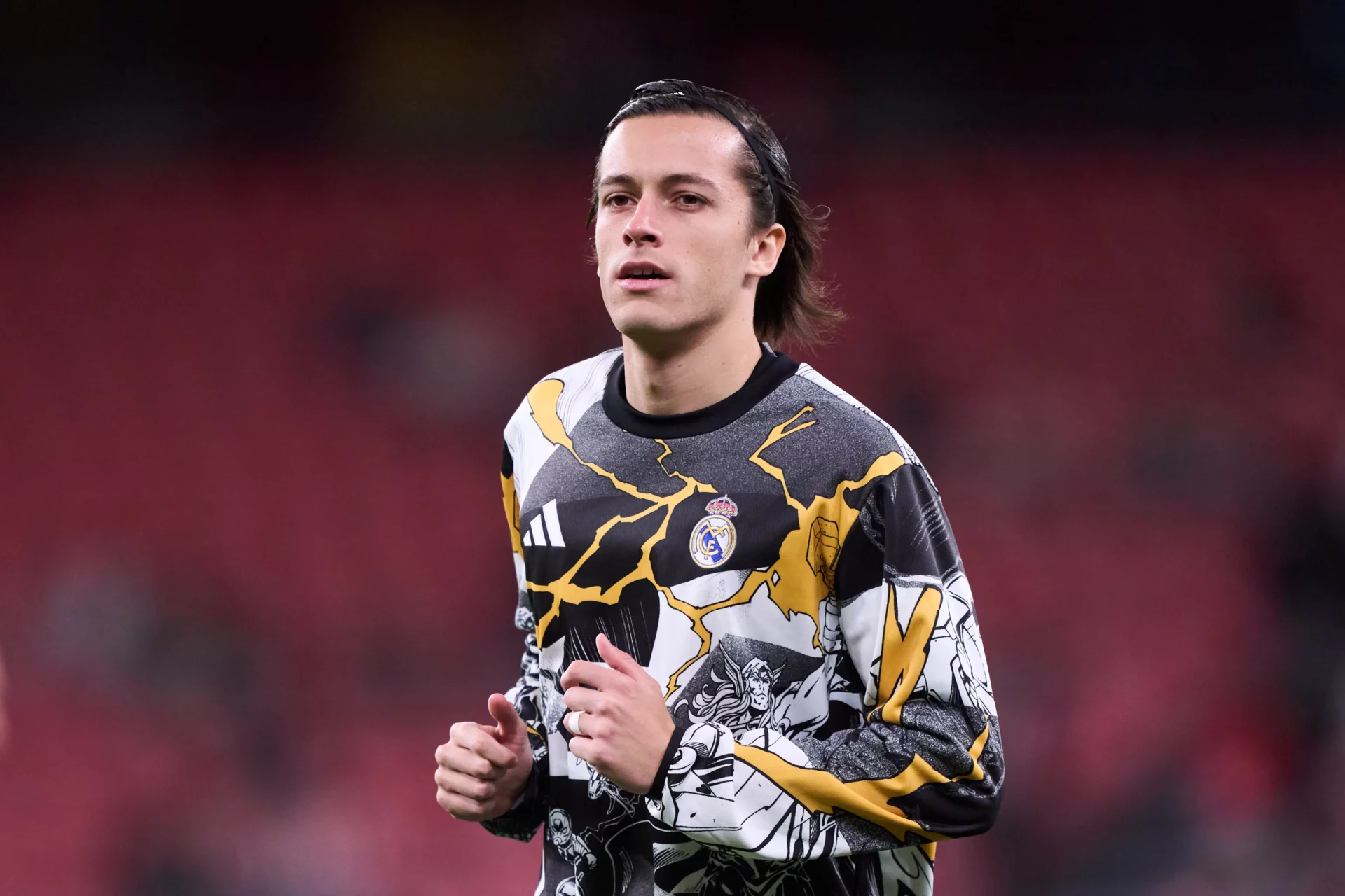 La lesión de Cucurella abre a Álvaro Carreras las puertas de la selección española Álvaro Carreras calienta durante un partido del Real Madrid.