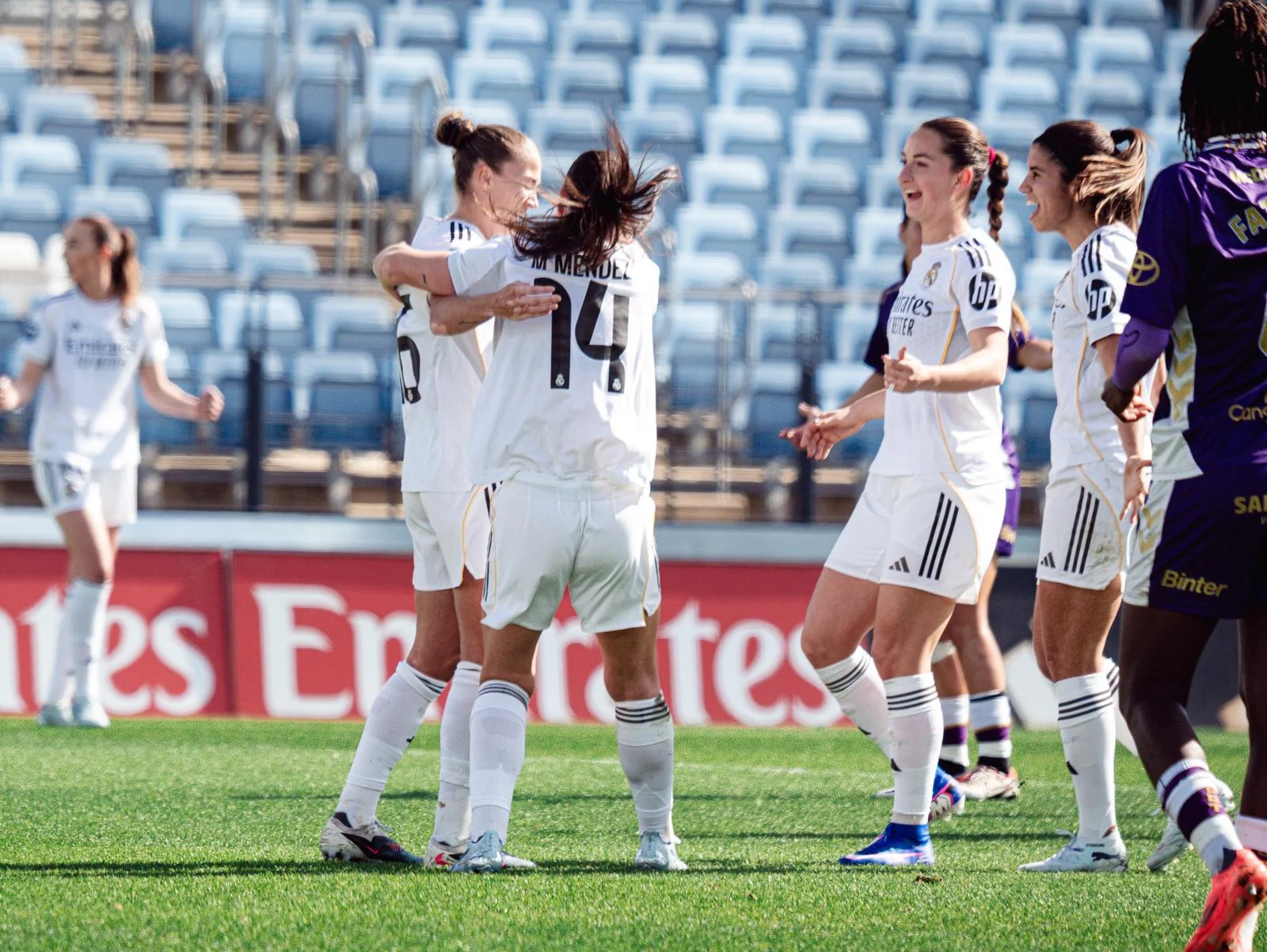 Jugadoras del Real Madrid Femenino celebran con Filippa Angeldahl su gol.