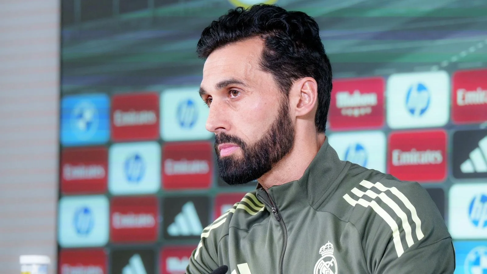 Álvaro Arbeloa demuestra su apoyo a Vinicius en rueda de prensa.