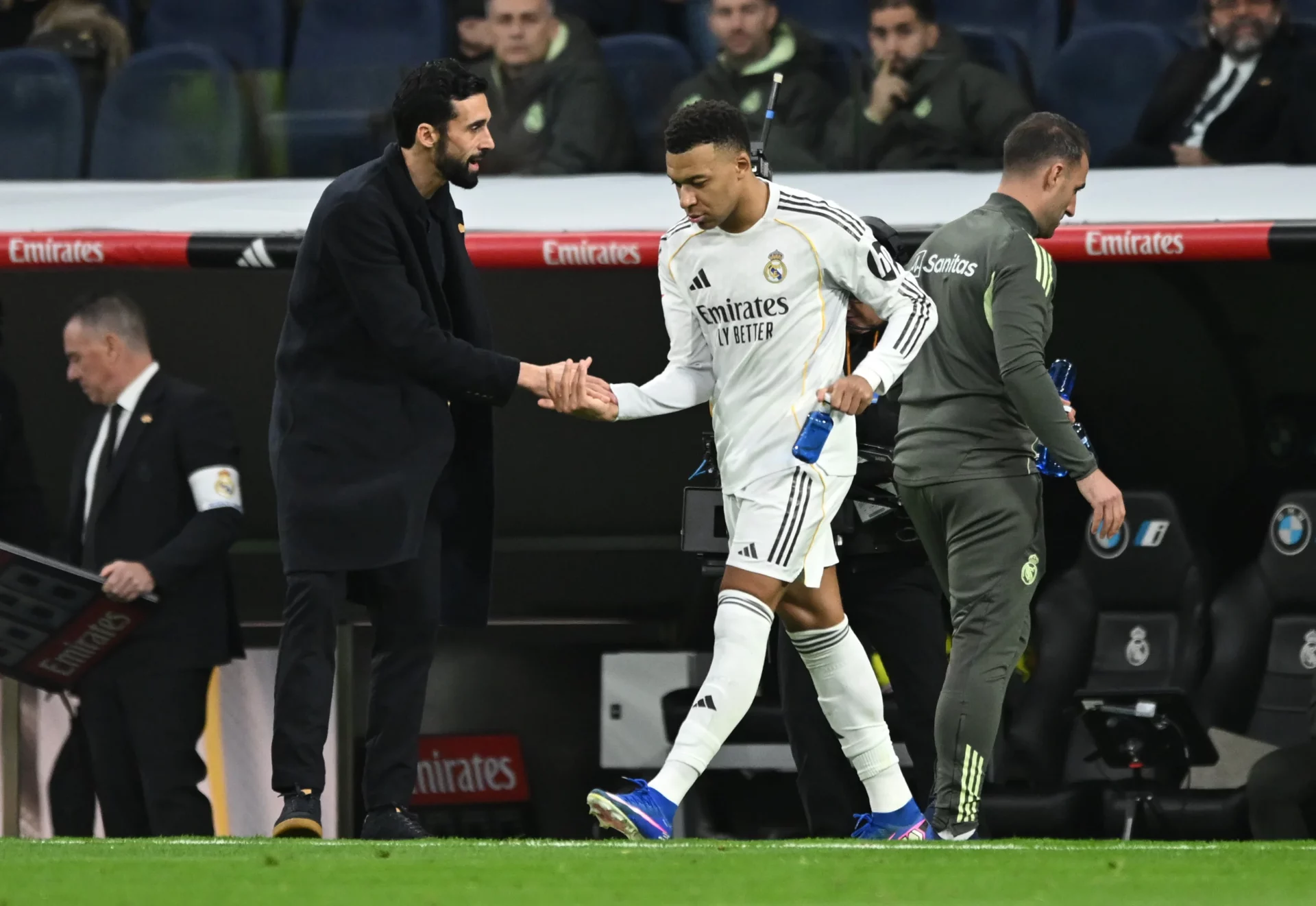 Arbeloa no da pistas sobre la lesión de Mbappé Arbeloa y Mbappé se saludan después de una sustitución en un partido del Real Madrid.