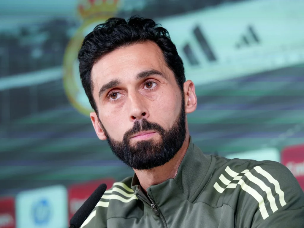 Álvaro Arbeloa, con rostro de seriedad durante la rueda de prensa previa al partido contra Osasuna.