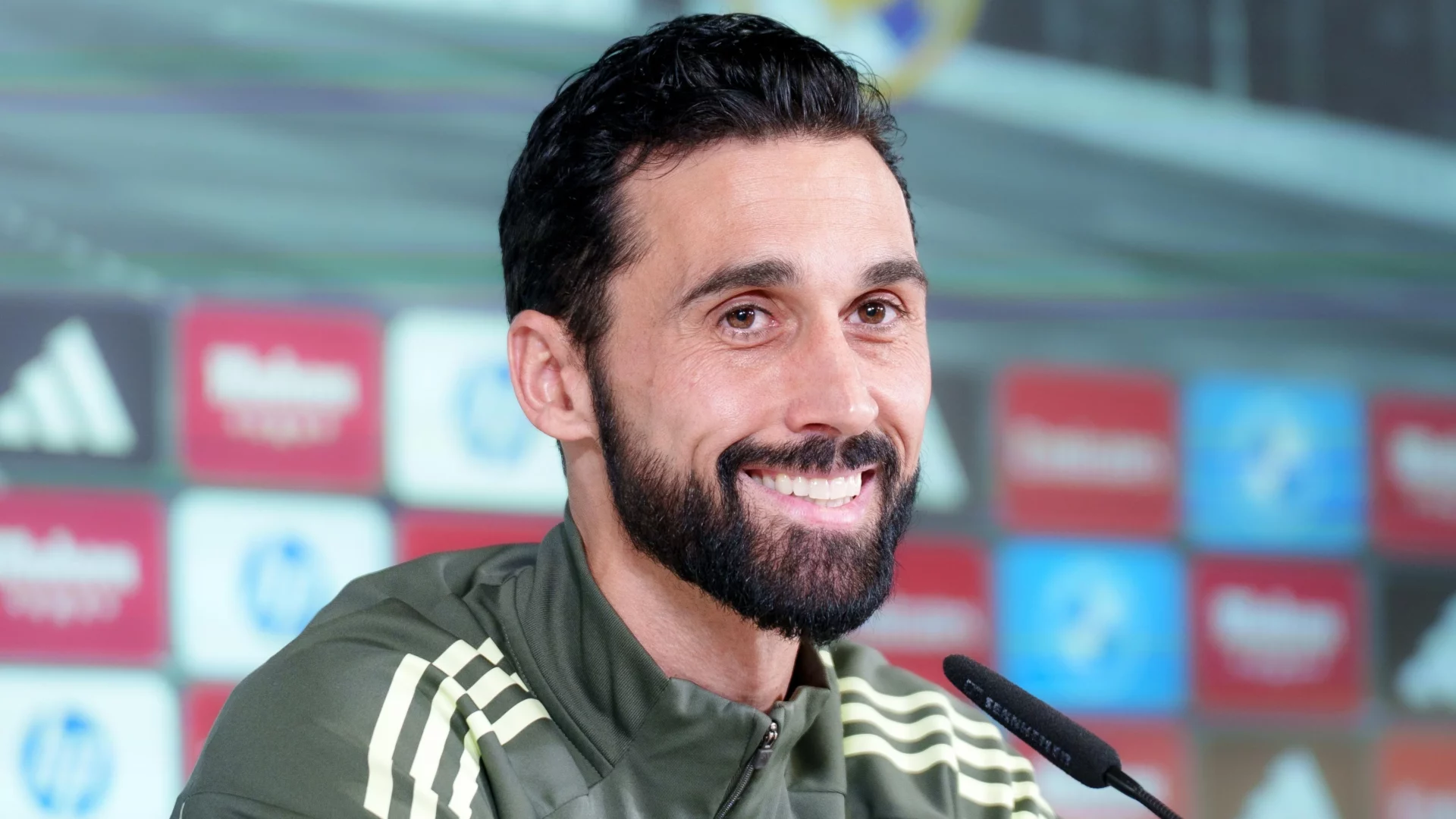 Arbeloa, contundente: «Con Carvajal me gusta hablar siempre y cada vez está más cerca de jugar» Álvaro Arbeloa sonríe durante una rueda de prensa del Real Madrid.