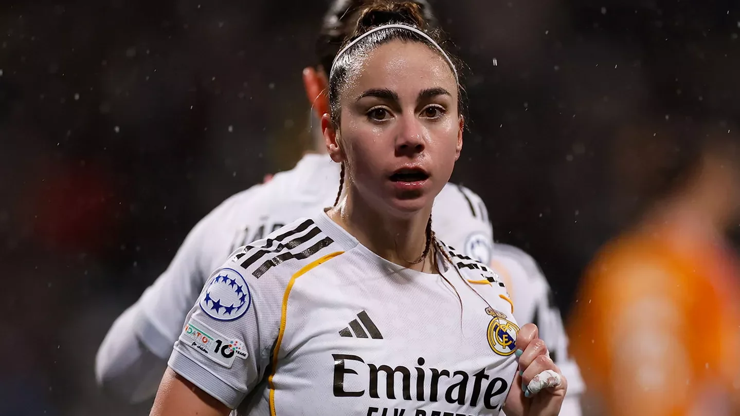 Athenea del Castillo enseña el escudo del Real Madrid después de marcar un gol.