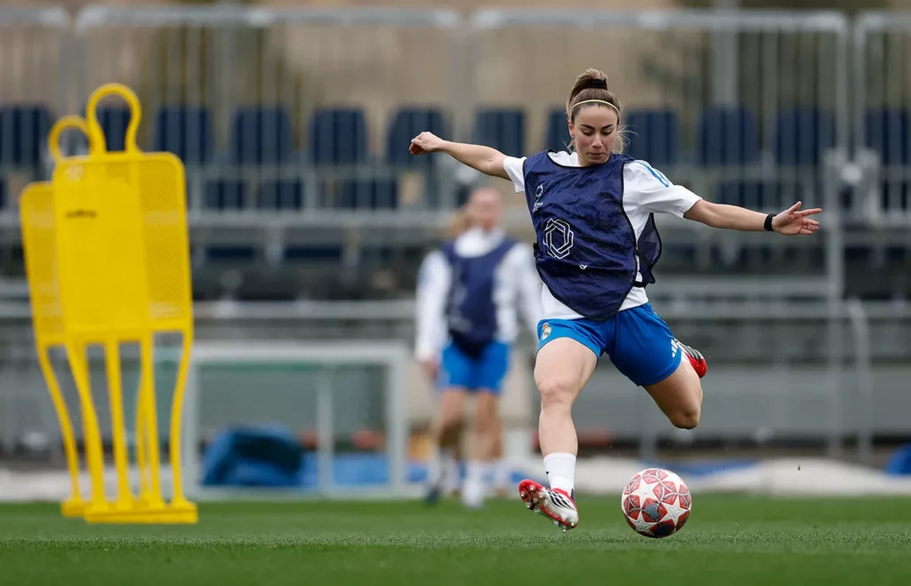 Athenea del Castillo, durante el último entrenamiento del Real Madrid antes de enfrentarse al Paris FC.
