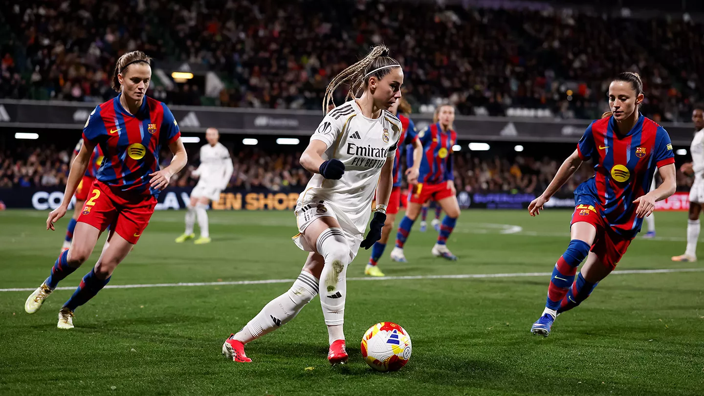 Athenea, del Real Madrid Femenino, ante Paredes y Ona Batlle en el último Clásico