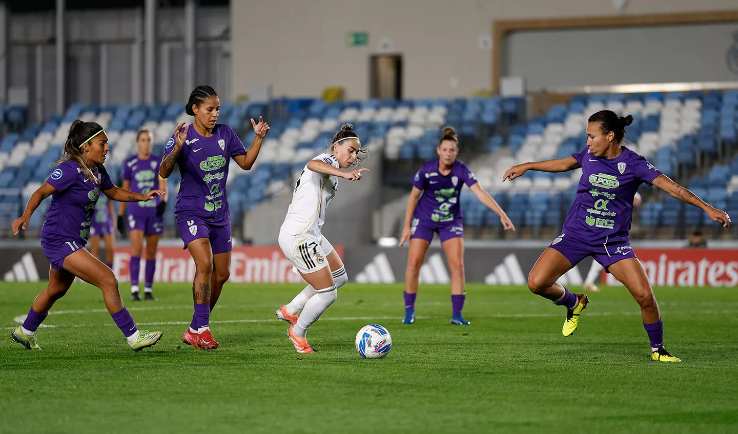Previa Alhama CF – Real Madrid Femenino: Seguir sumando antes de la cita decisiva en Europa Athenea del Castillo, durante el partido entre Real Madrid Femenino y Alhama CF en la primera vuelta de la Liga F.
