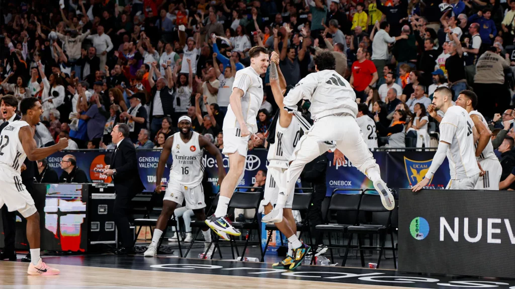 El banquillo del Real Madrid celebra la victoria contra el Valencia Basket.