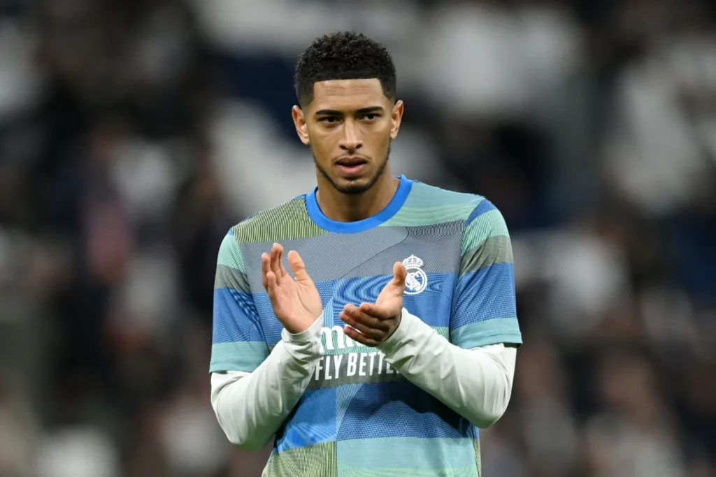 Jude Bellingham aplaude durante un calentamiento del Real Madrid en el Santiago Bernabéu.