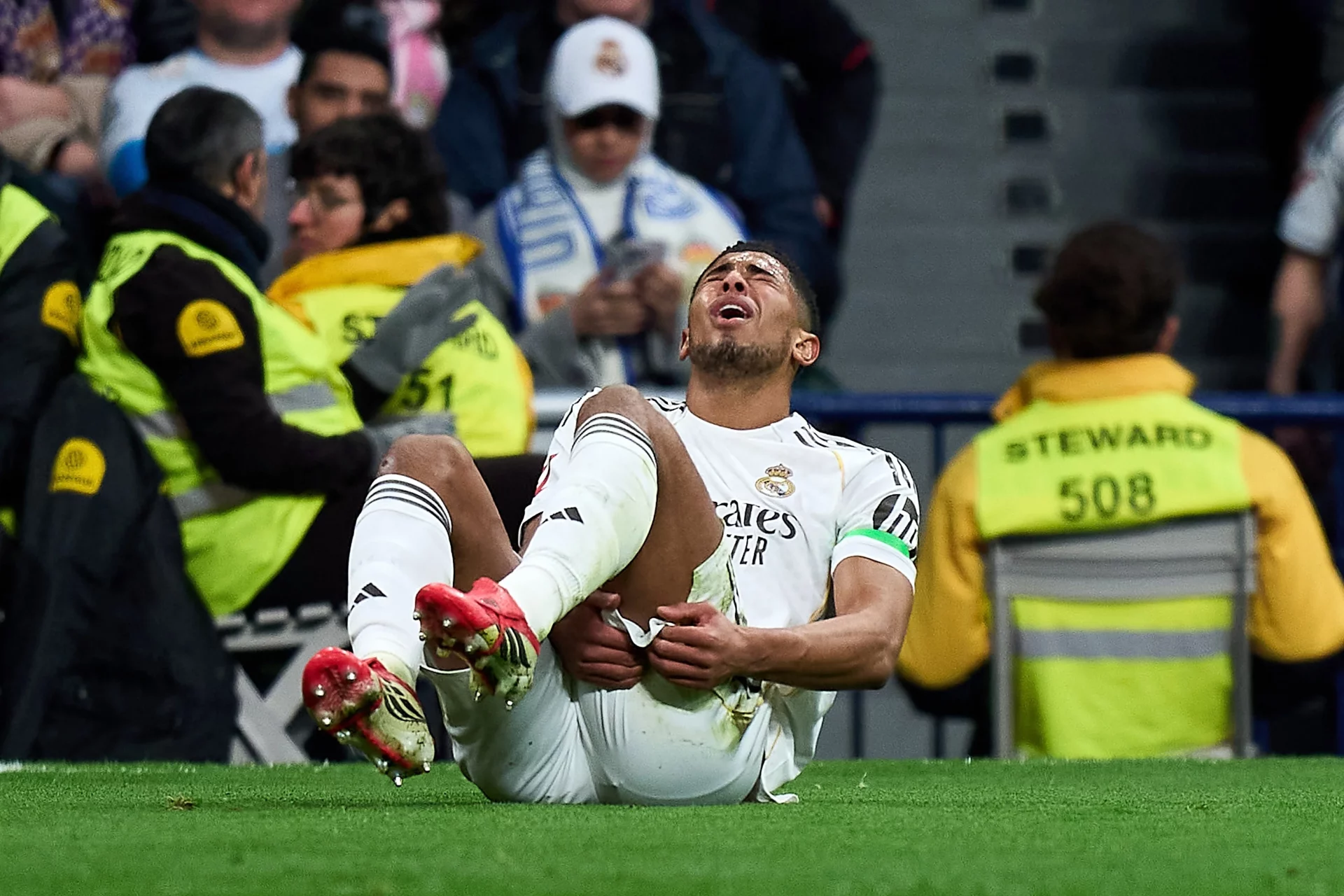 Bellingham se duele en el suelo de su lesión en el Real Madrid - Rayo Vallecano.