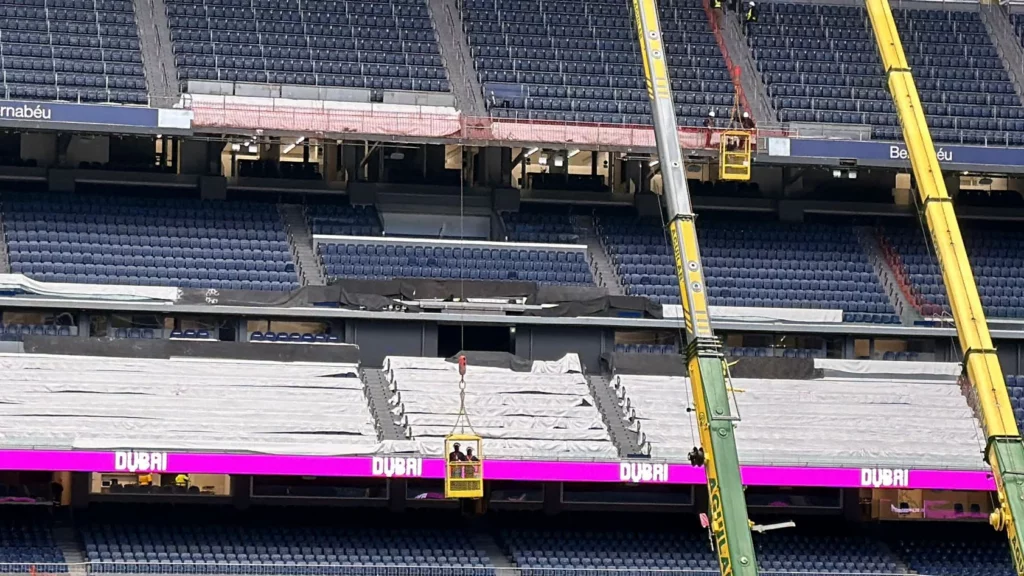 Las obras de instalación del segundo anillo LED en el Santiago Bernabéu.