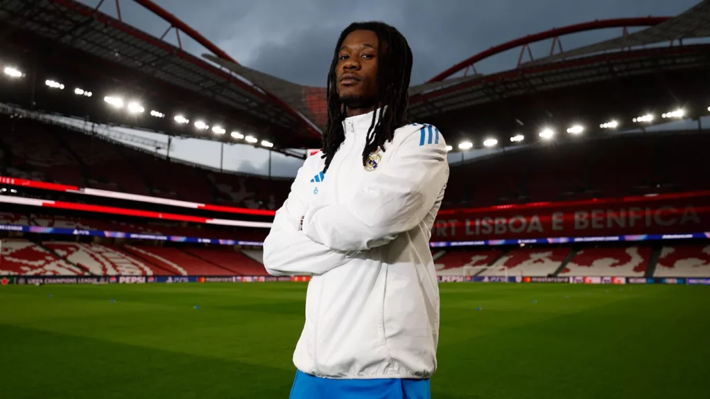 Eduardo Camavinga posa con el Estadio Da Luz de fondo el día antes del Benfica - Real Madrid.